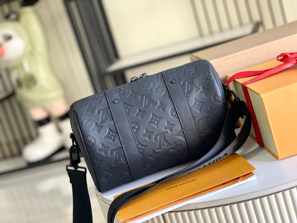 （M26750）City Keell handbag.