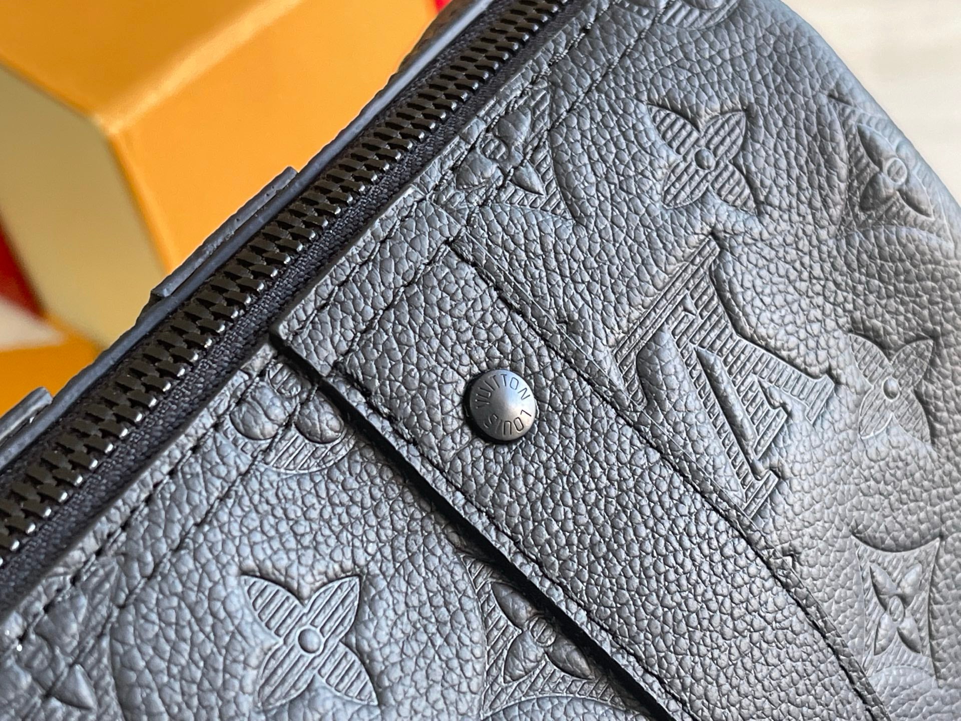 （M26750）City Keell handbag.