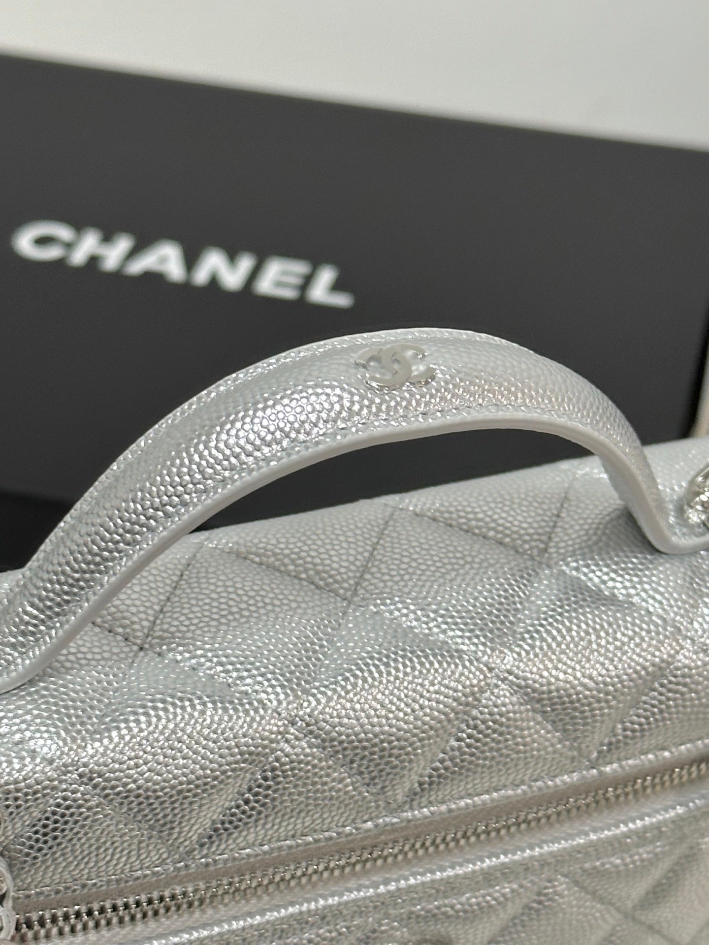 （AP4365）A small handbag.