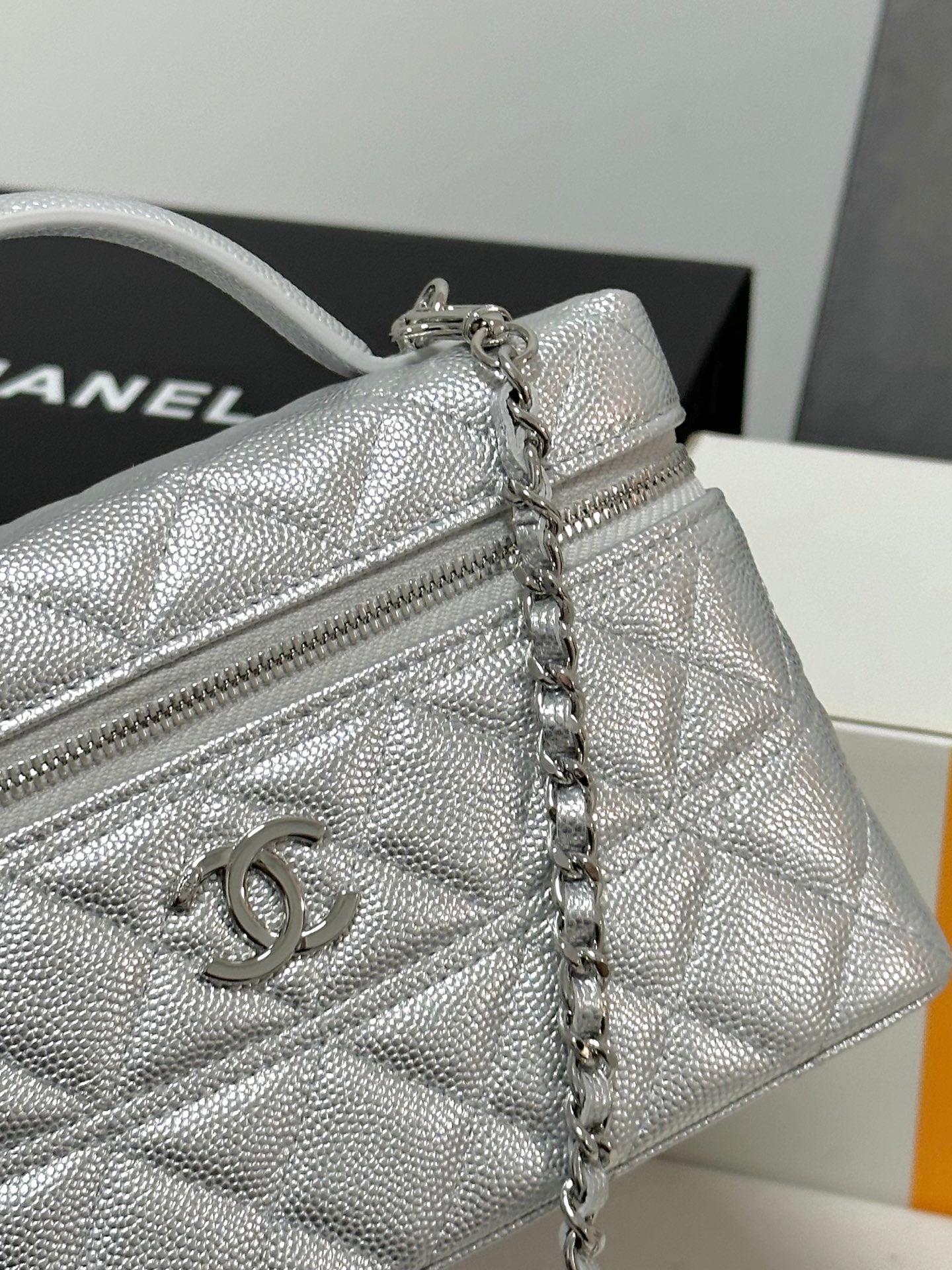 （AP4365）A small handbag.