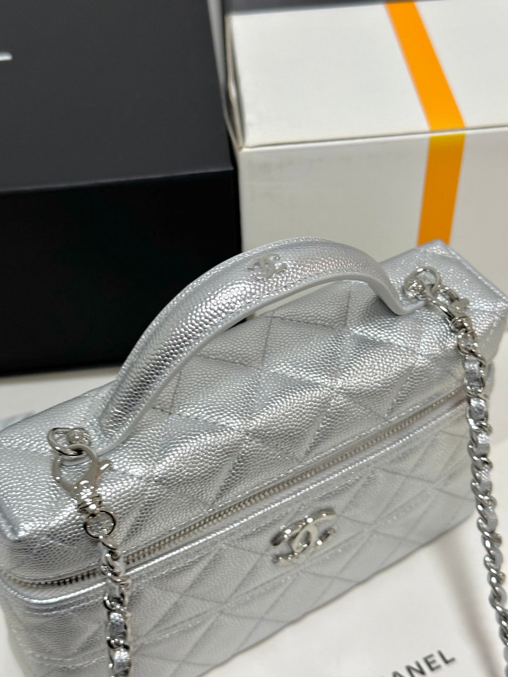 （AP4365）A small handbag.