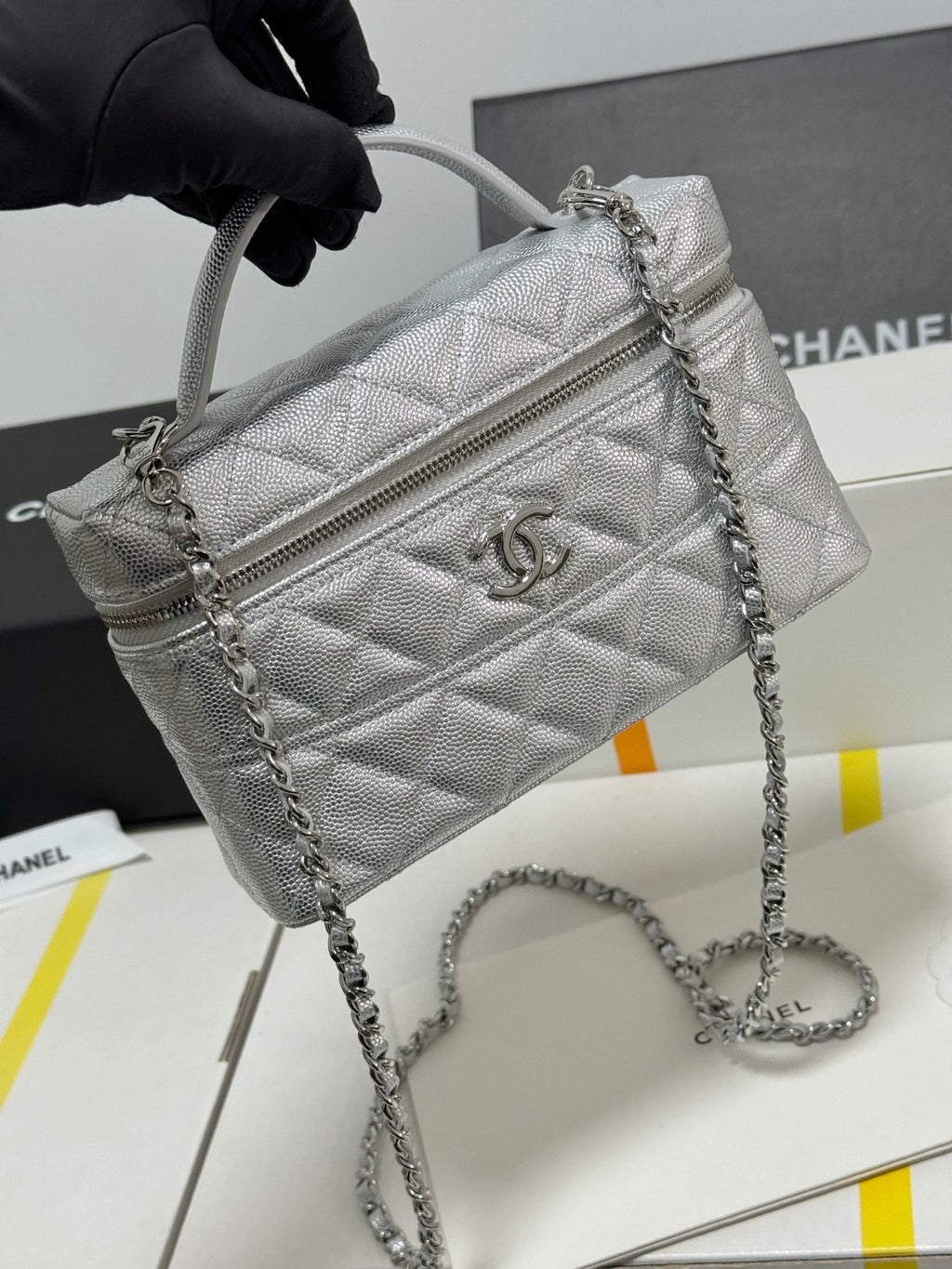 （AP4365）A small handbag.