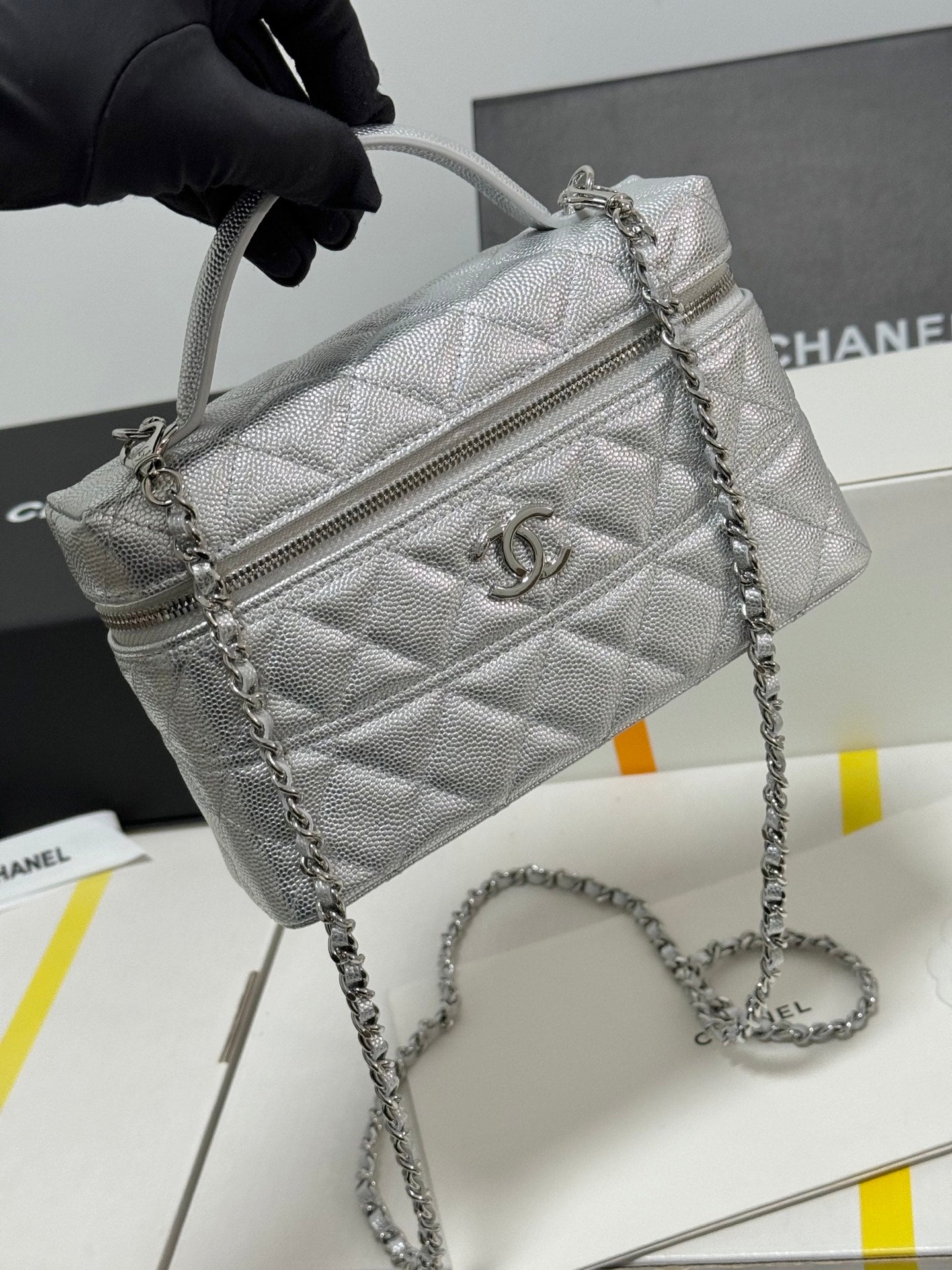 （AP4365）A small handbag.