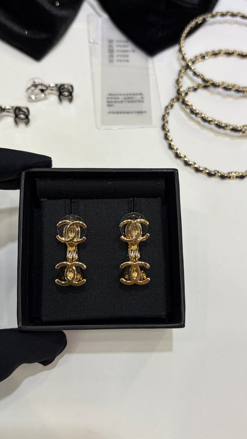 (606736)Gold double C earrings.