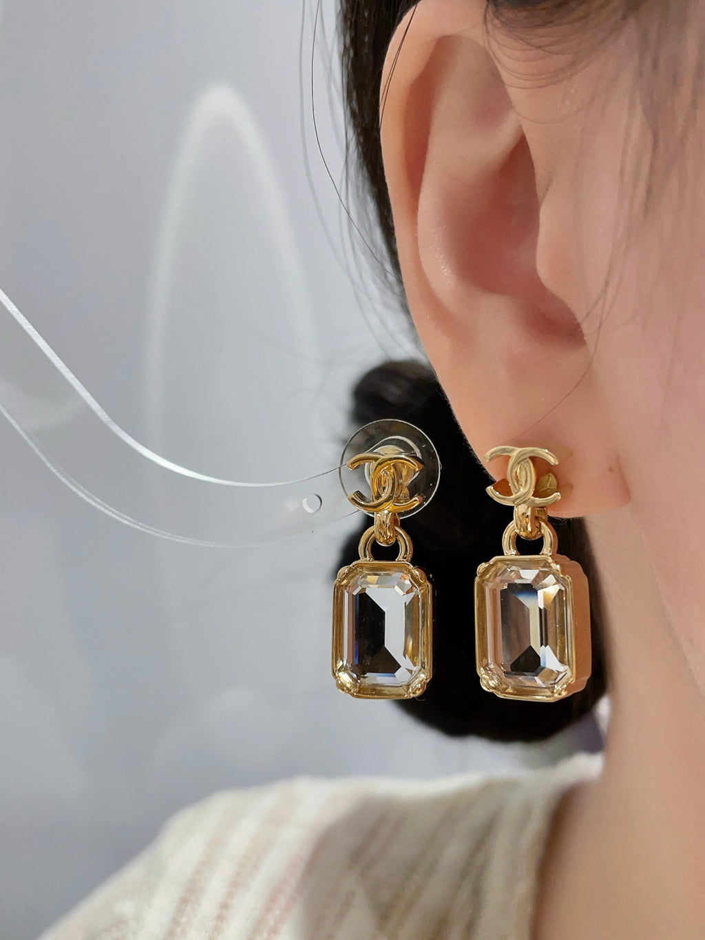Water-drop C-shaped earrings.