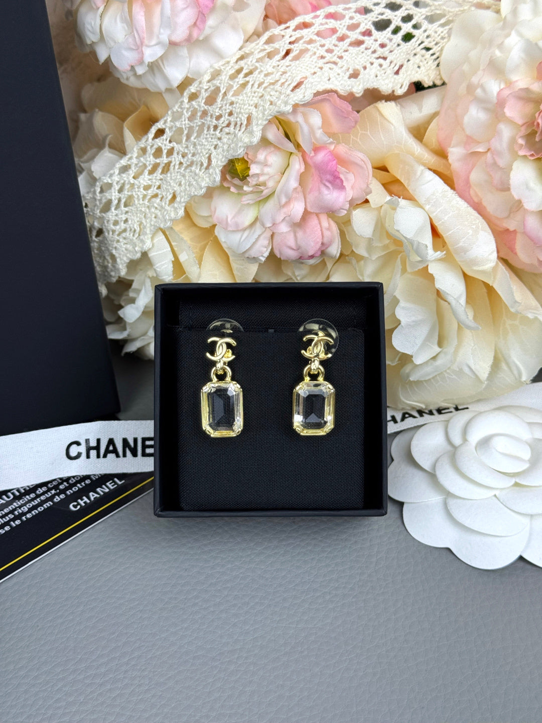 Water-drop C-shaped earrings.