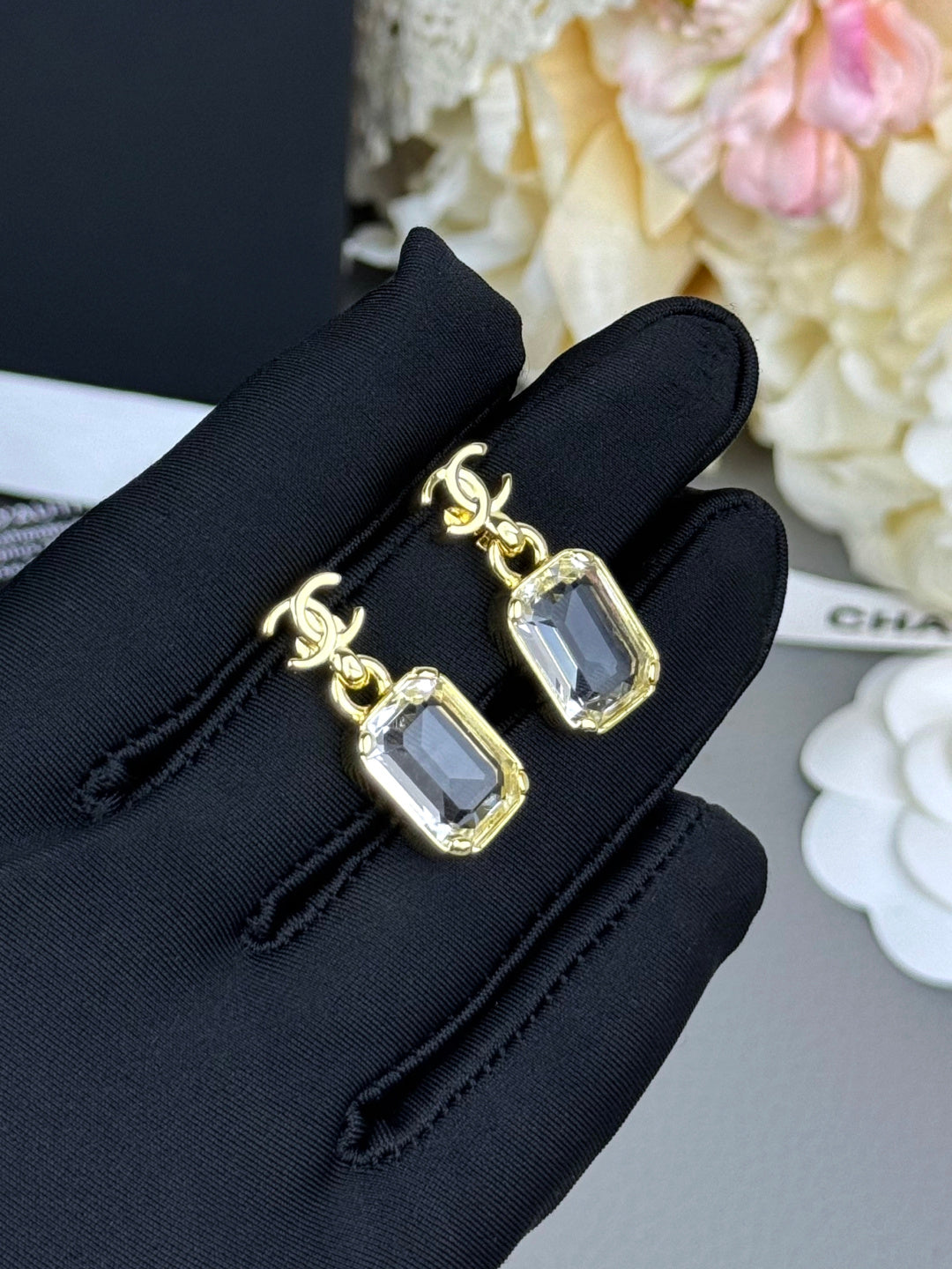 Water-drop C-shaped earrings.