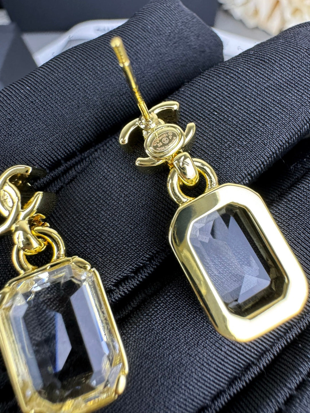 Water-drop C-shaped earrings.