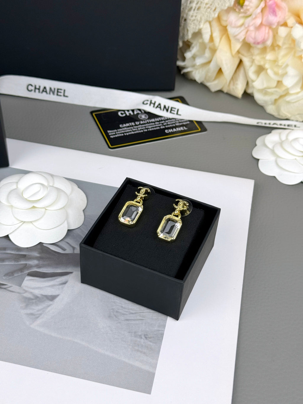 Water-drop C-shaped earrings.