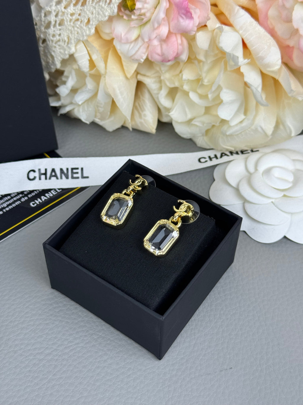 Water-drop C-shaped earrings.