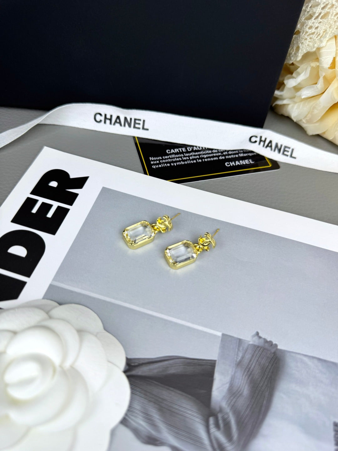 Water-drop C-shaped earrings.