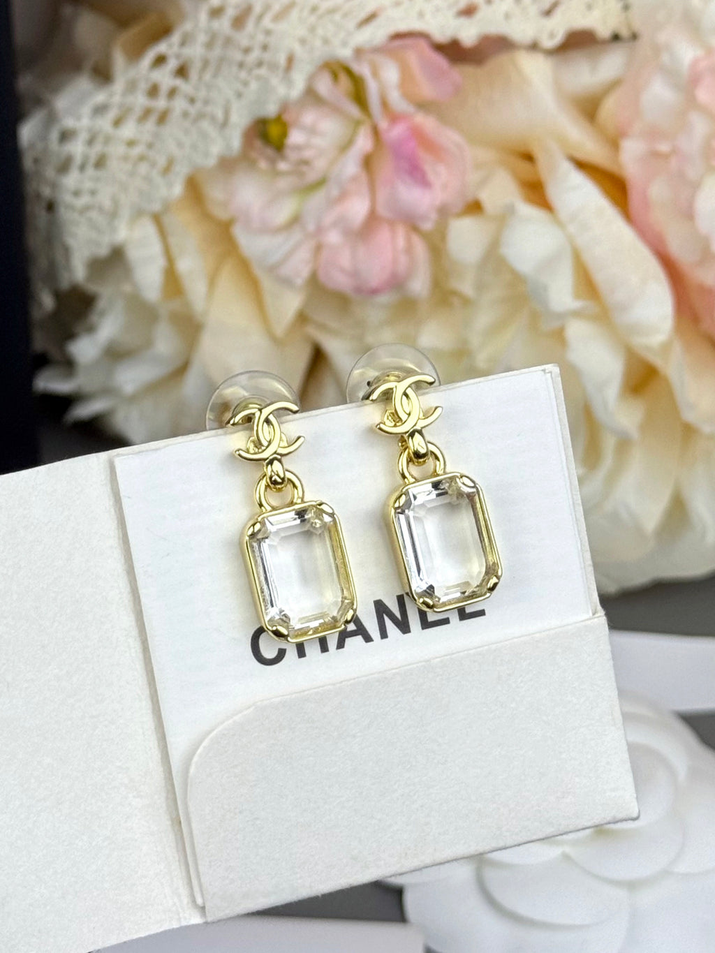 Water-drop C-shaped earrings.