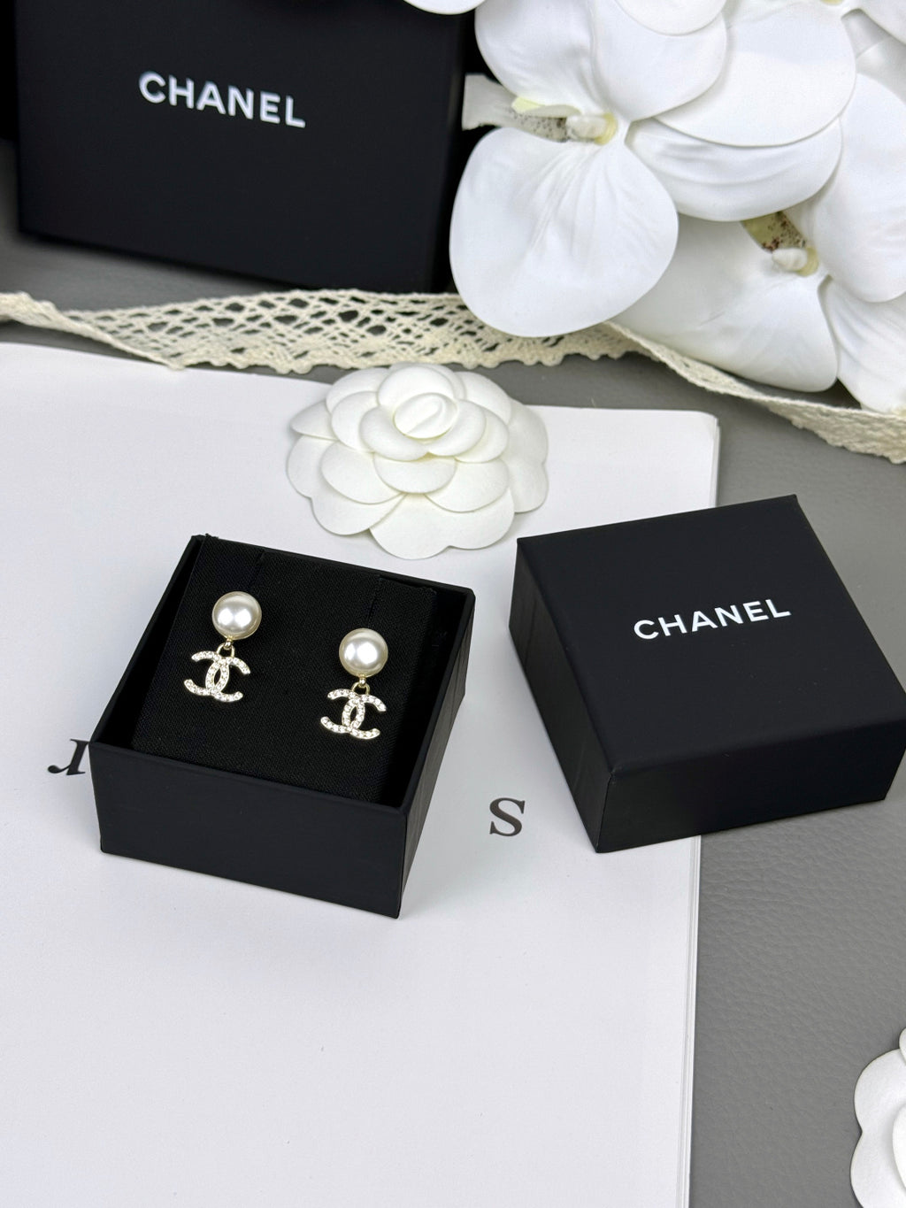 Water-drop earrings.