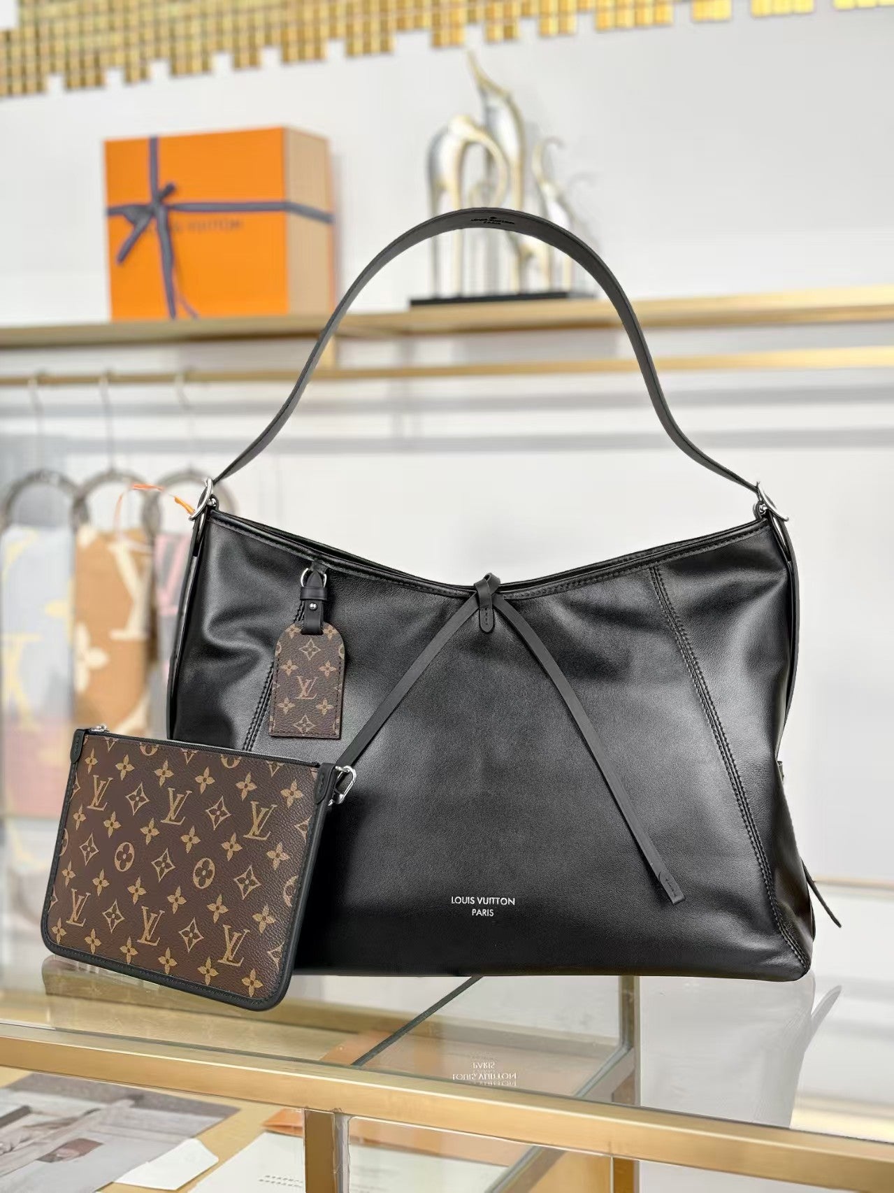 （M25143）CARRYALL DARK Medium handbag.
