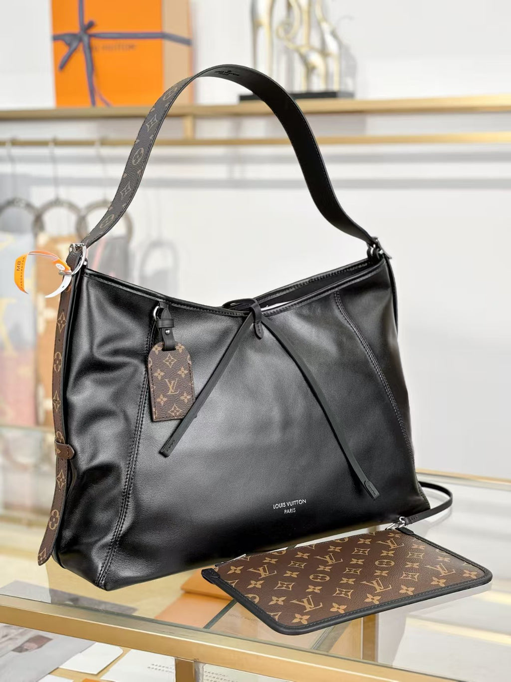 （M25143）CARRYALL DARK Medium handbag.
