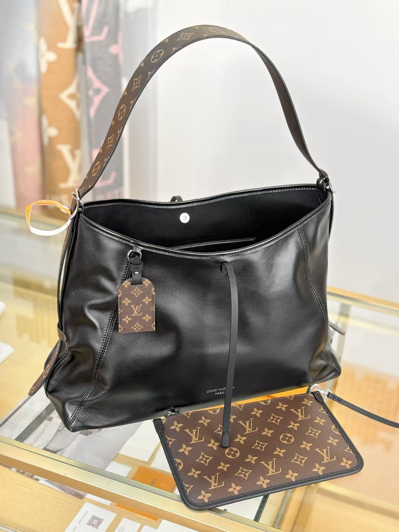 （M25143）CARRYALL DARK Medium handbag.