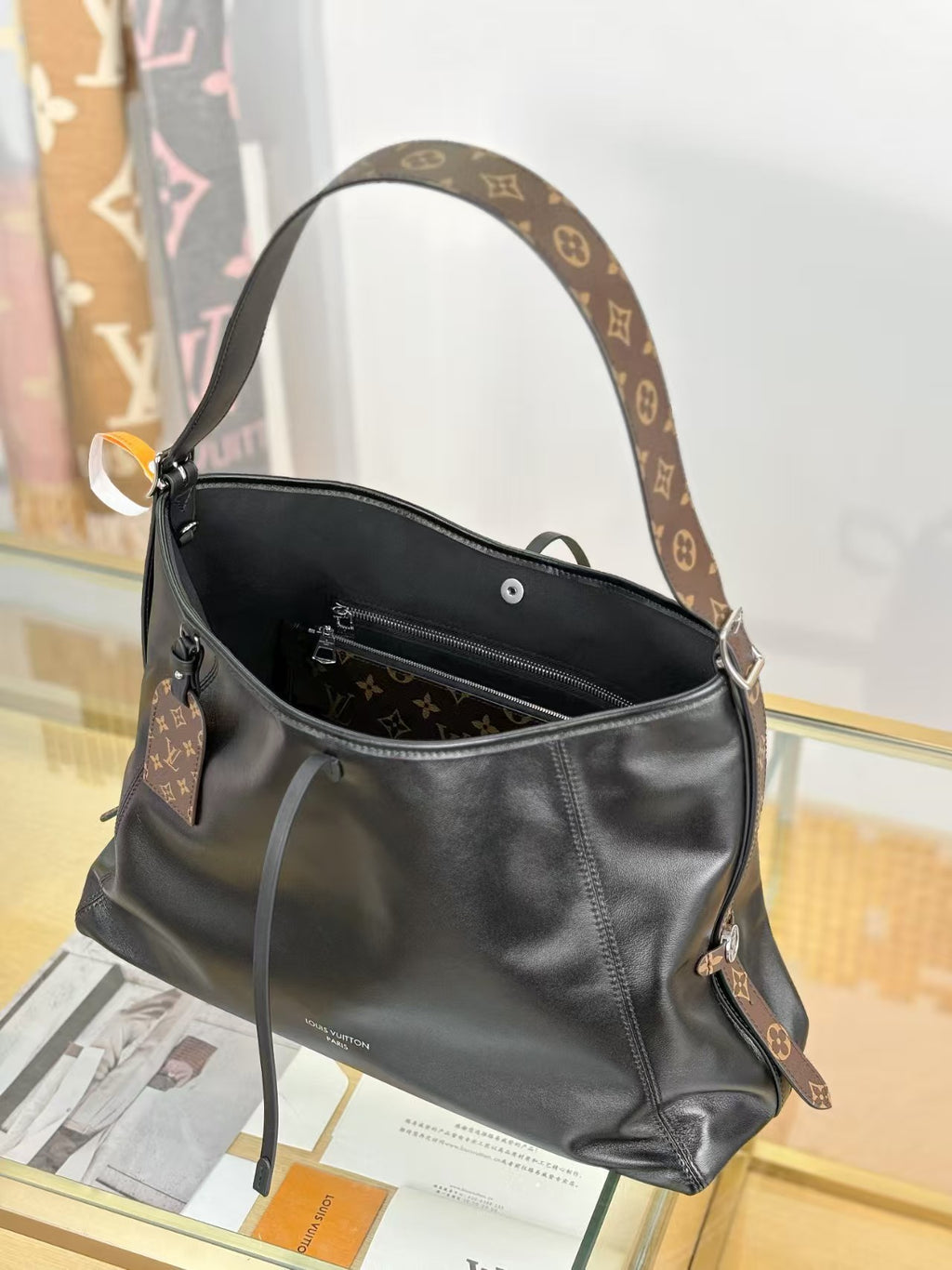 （M25143）CARRYALL DARK Medium handbag.