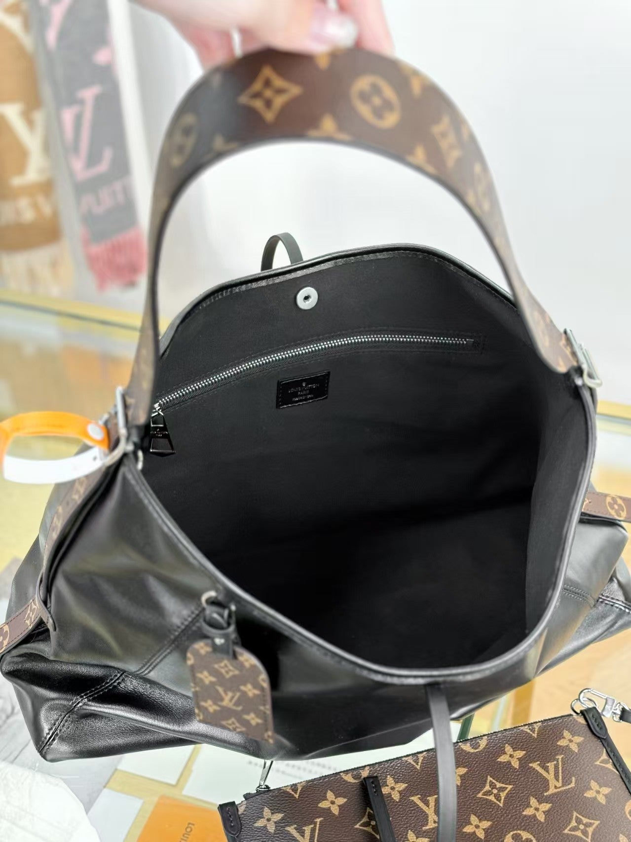 （M25143）CARRYALL DARK Medium handbag.