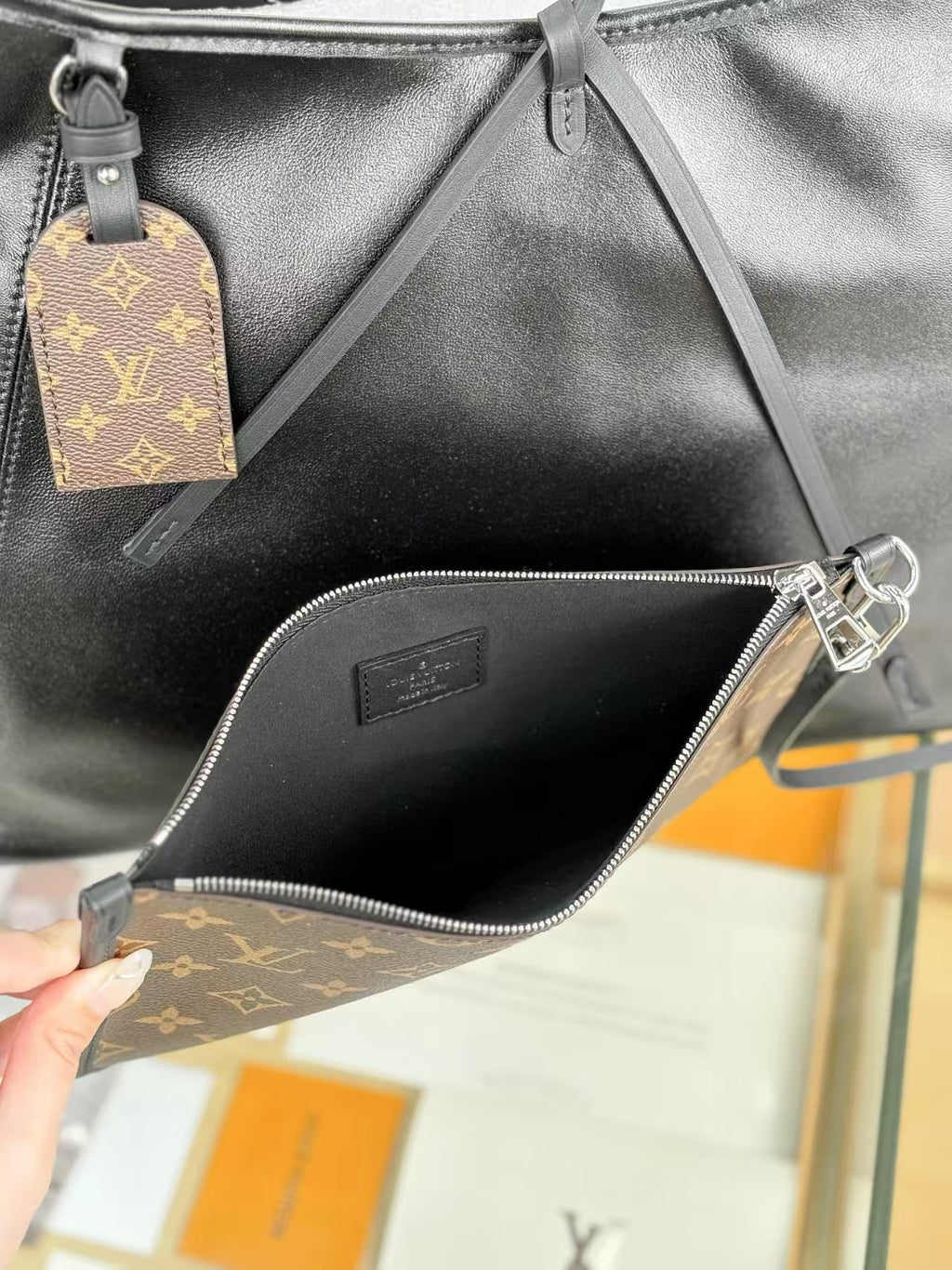 （M25143）CARRYALL DARK Medium handbag.