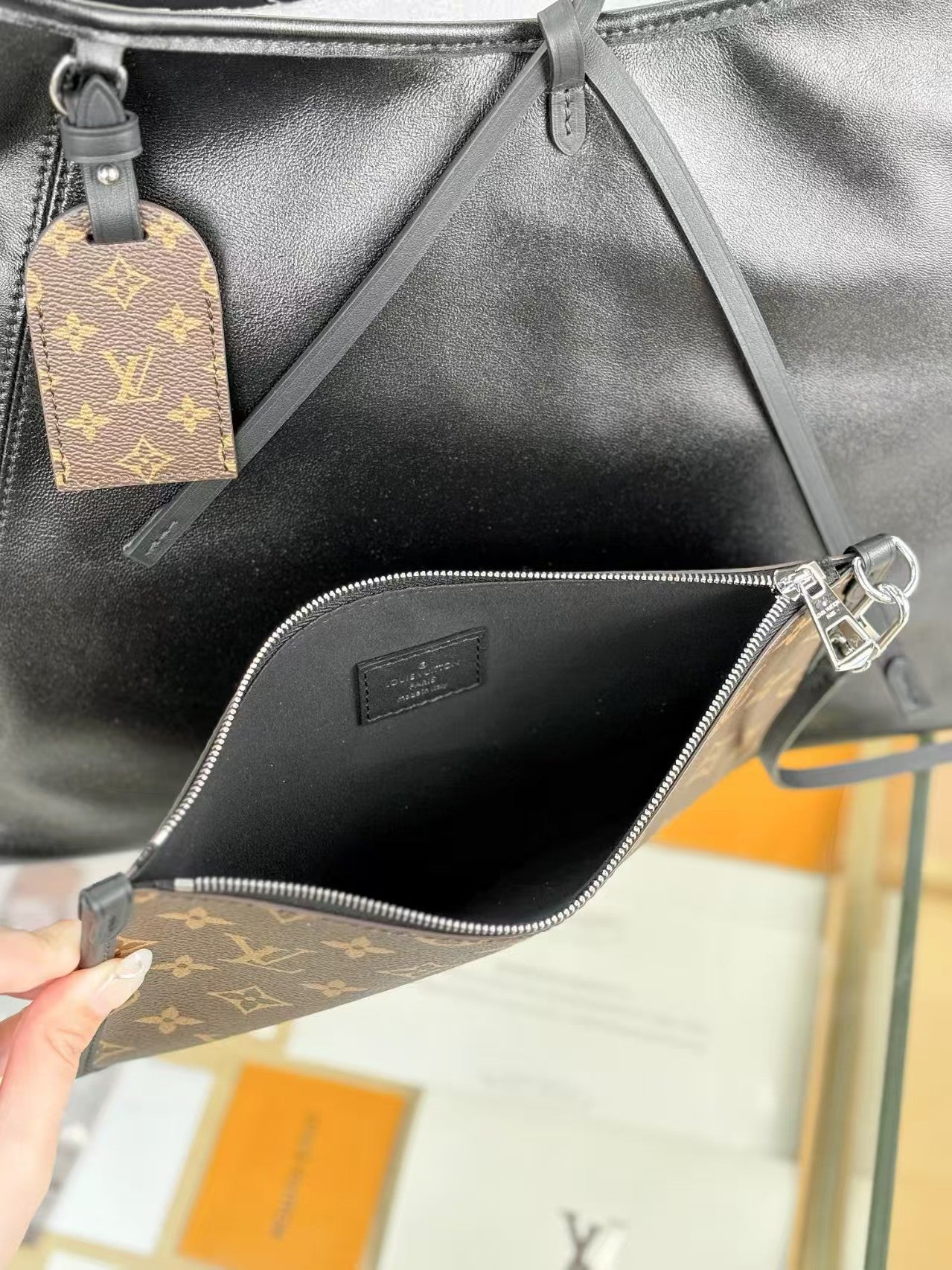 （M25143）CARRYALL DARK Medium handbag.