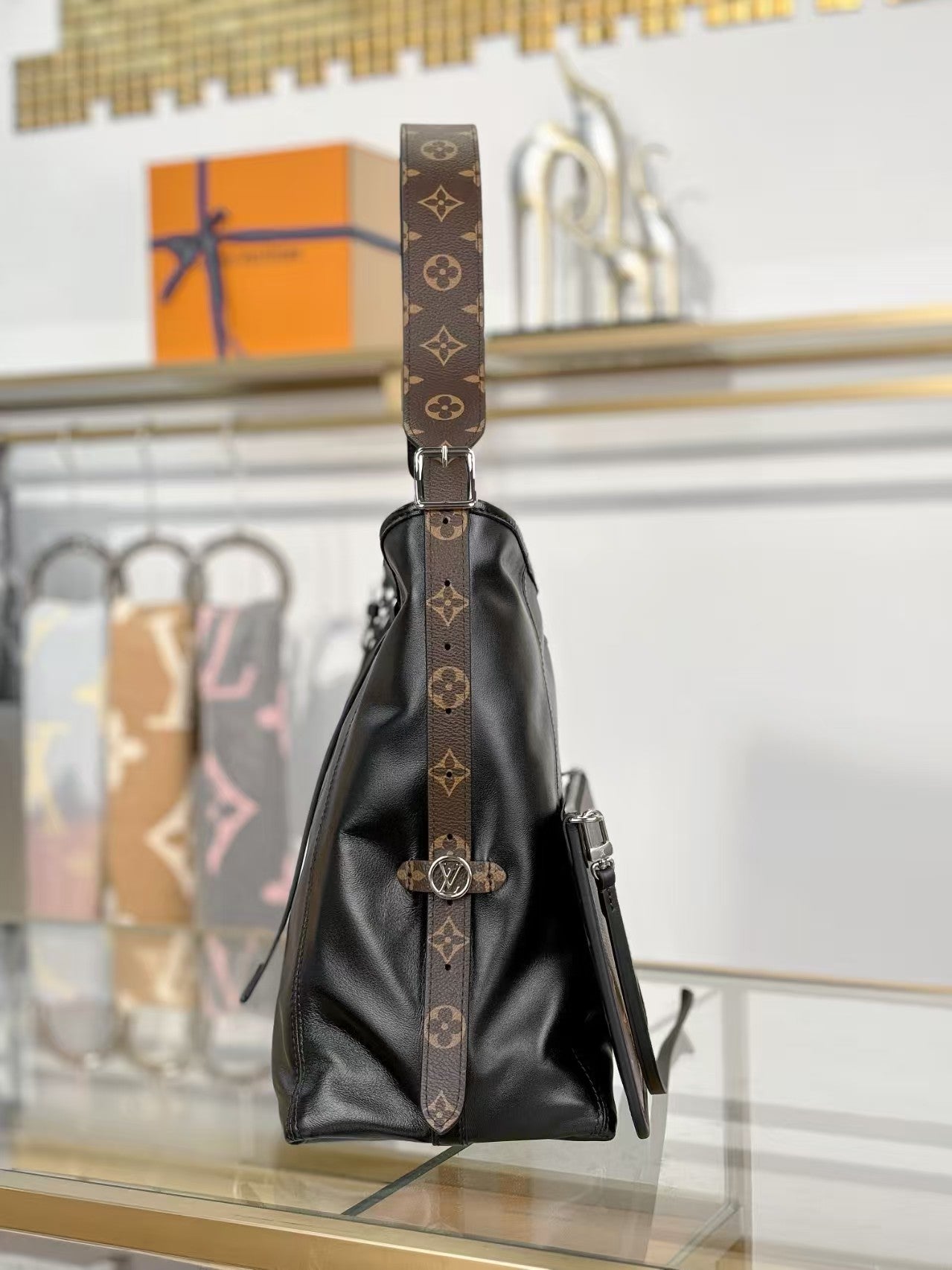 （M25143）CARRYALL DARK Medium handbag.