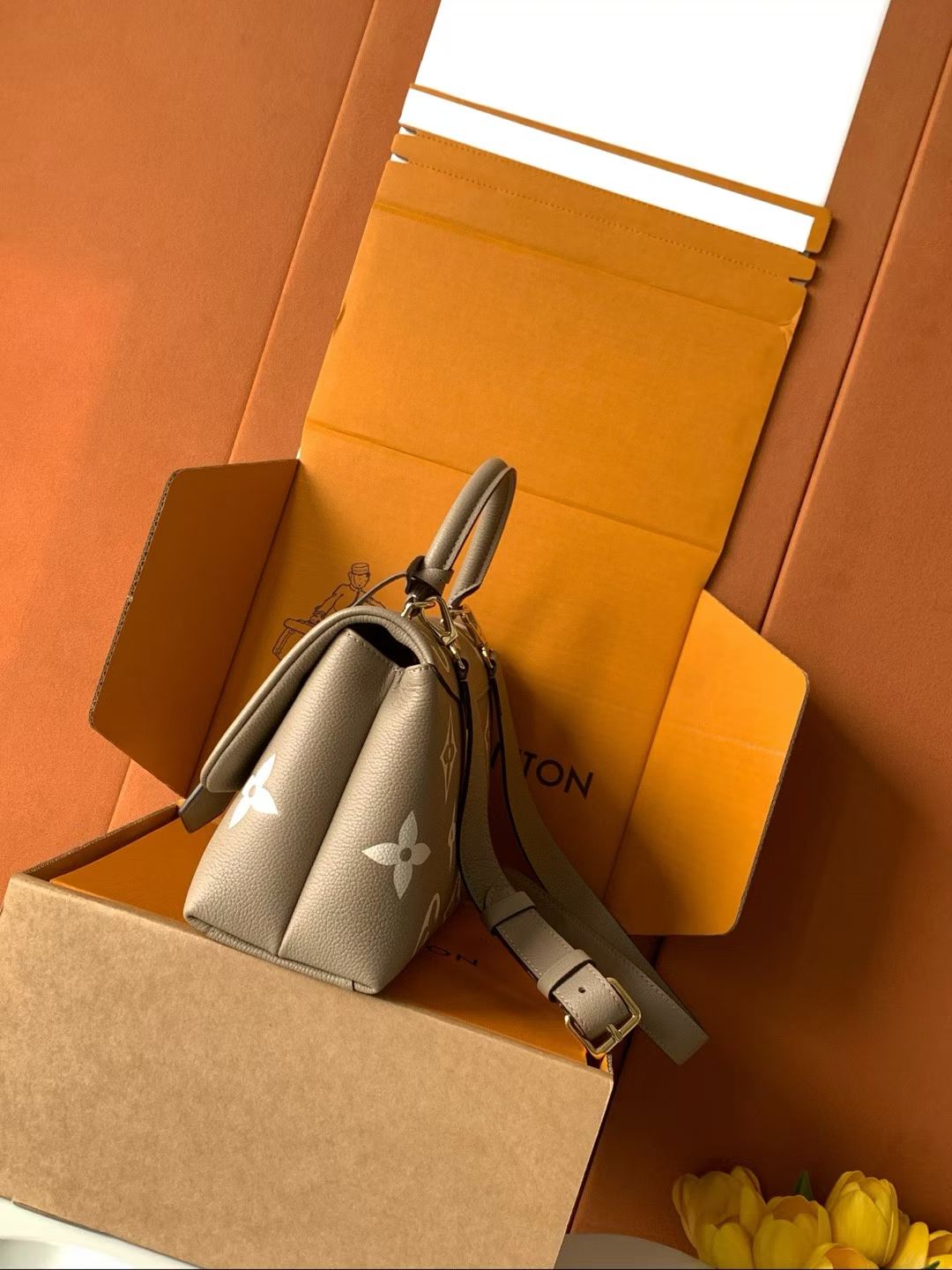 （M46041）Madeleine Mid-Size Handbag