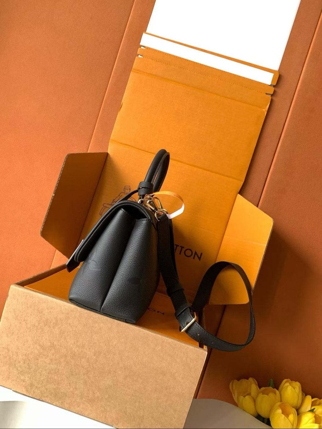（M45976）Madeleine Mid-Size Handbag