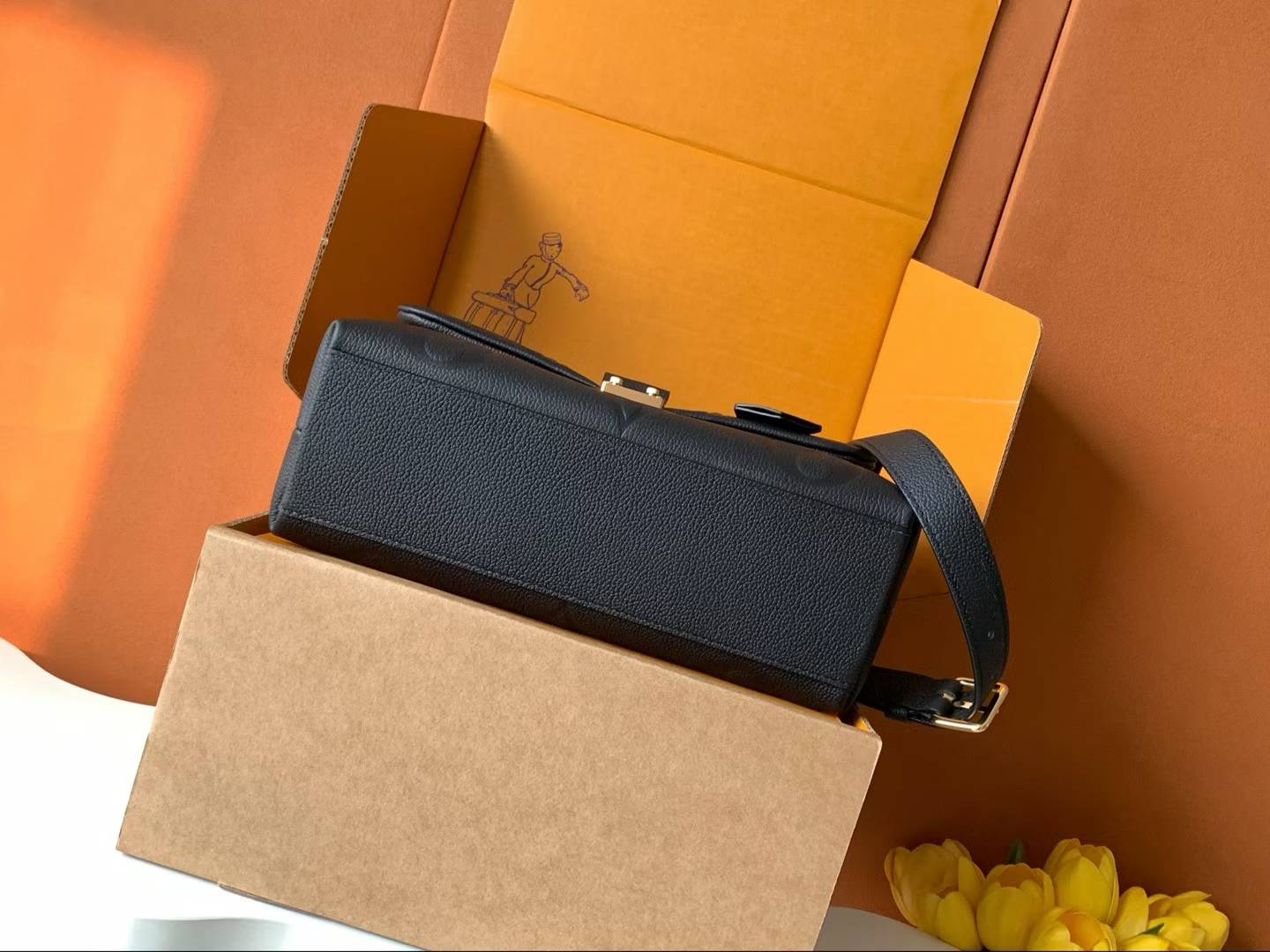 （M45976）Madeleine Mid-Size Handbag