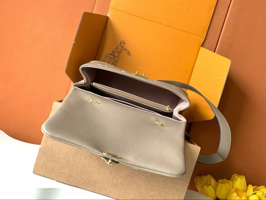 （M46041）Madeleine Mid-Size Handbag