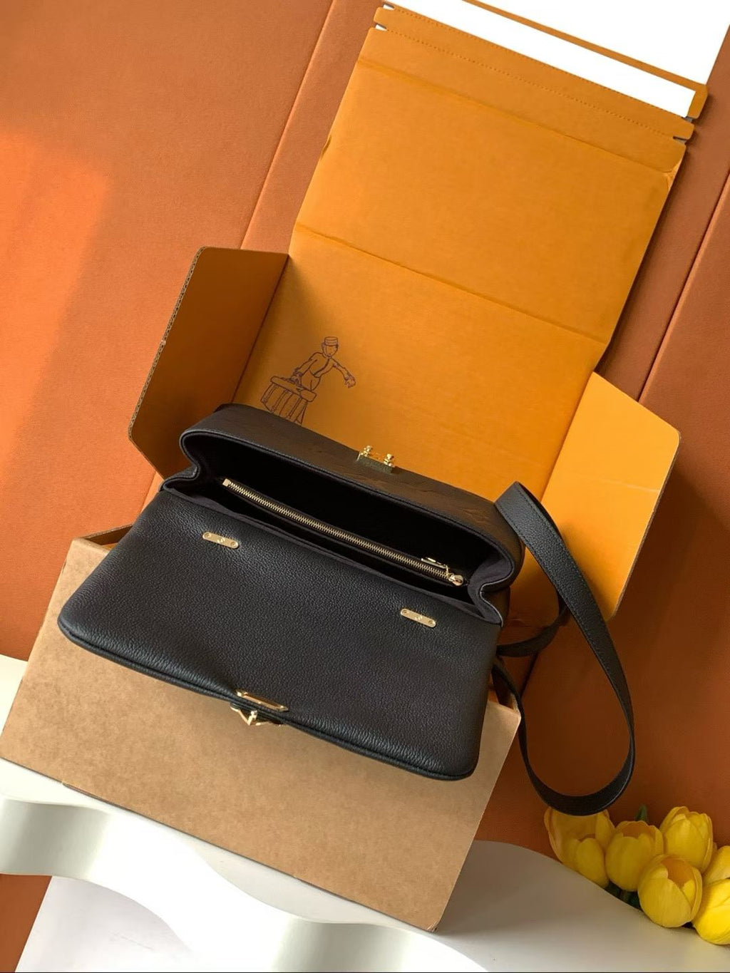 （M45976）Madeleine Mid-Size Handbag