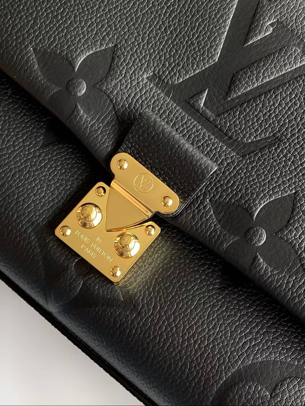 （M45976）Madeleine Mid-Size Handbag