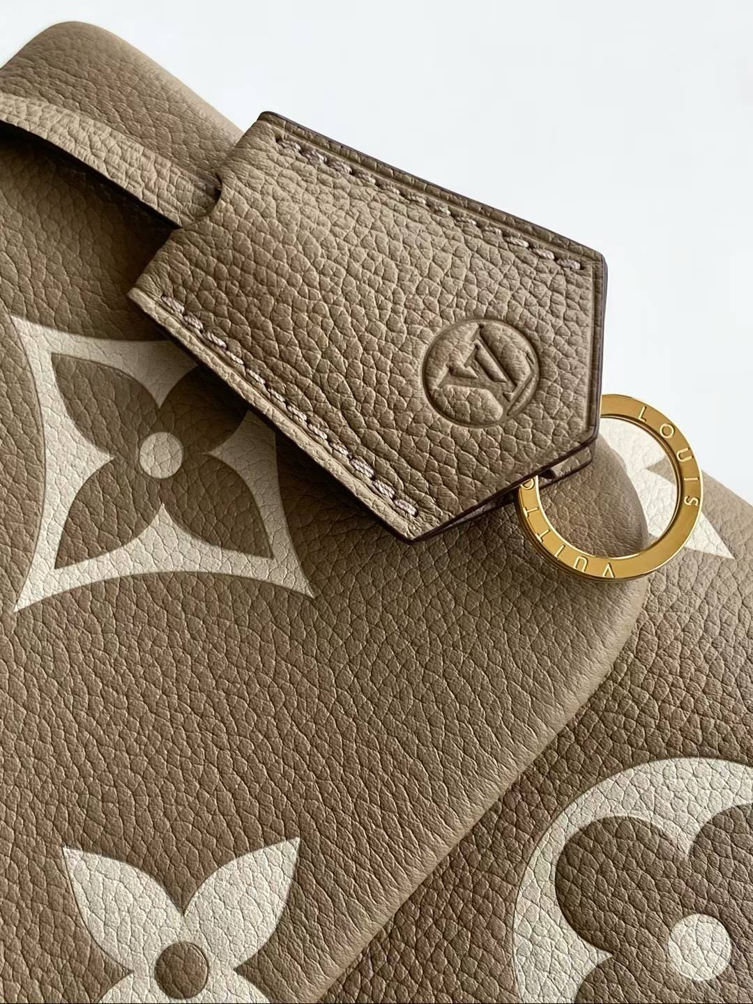 （M46041）Madeleine Mid-Size Handbag