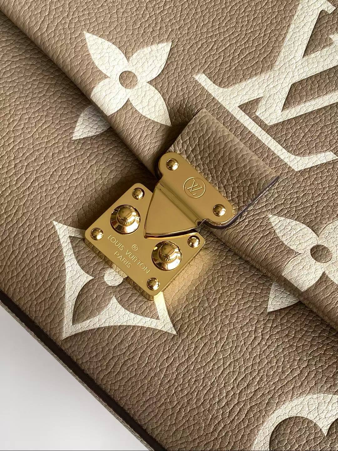 （M46041）Madeleine Mid-Size Handbag
