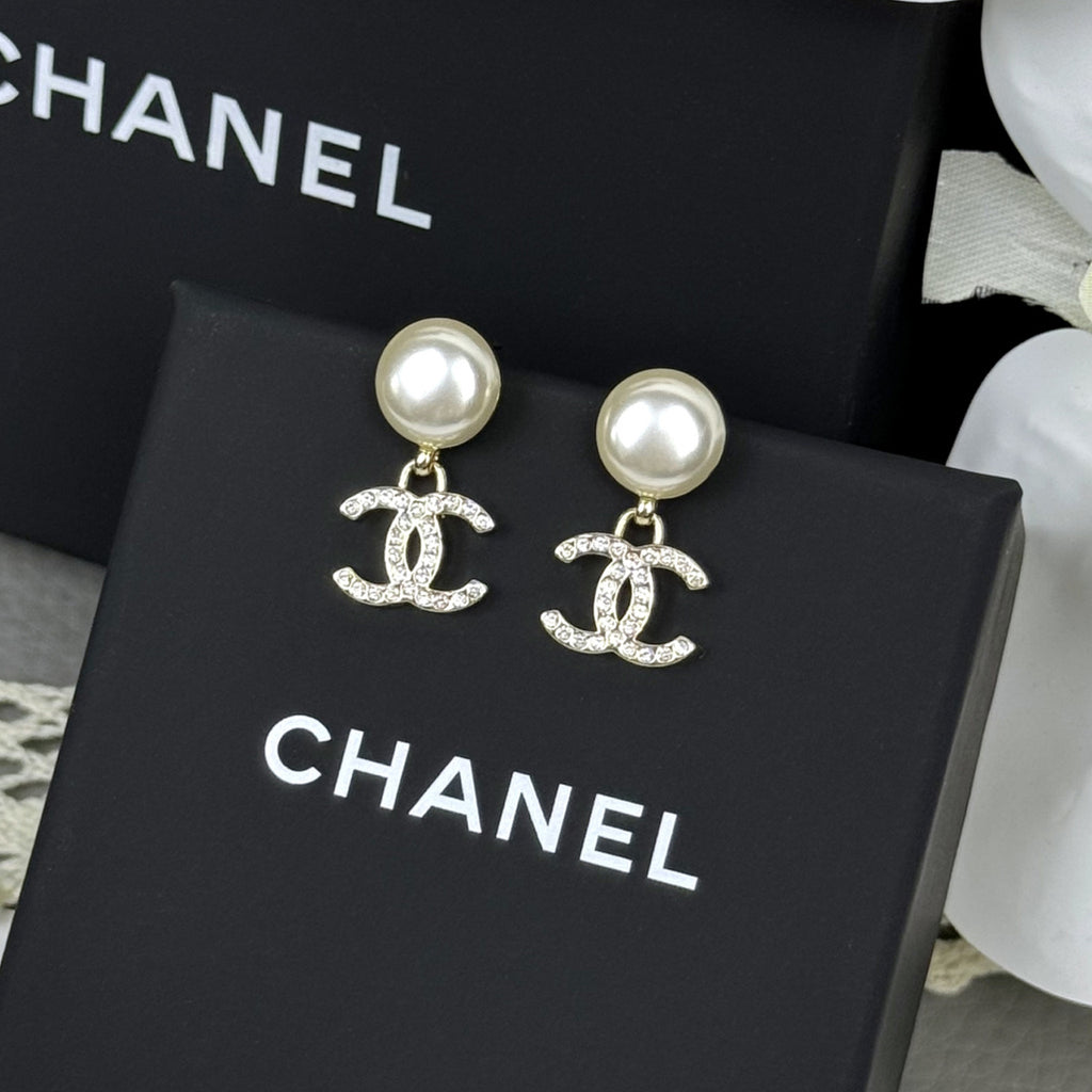 Water-drop earrings.