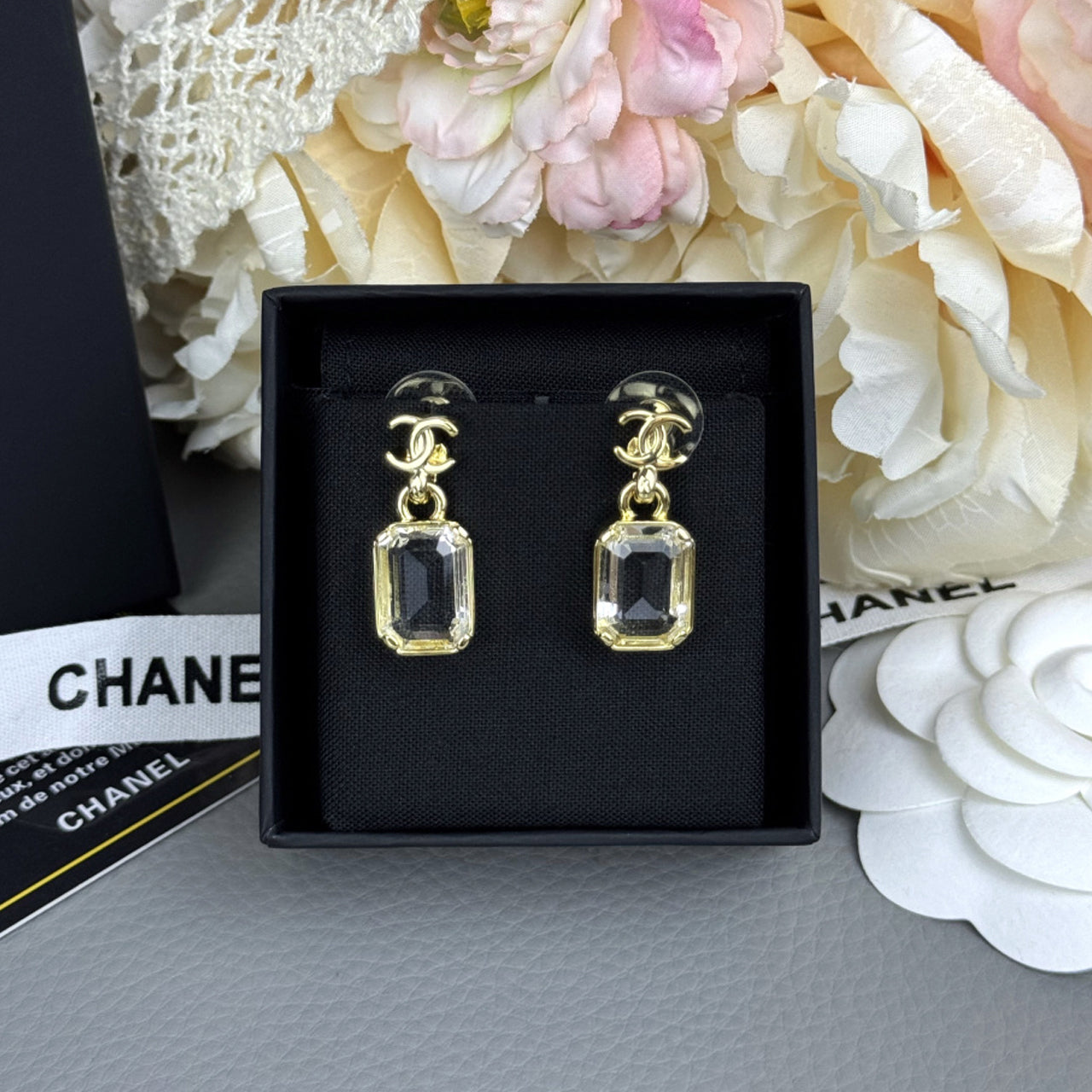 Water-drop C-shaped earrings.