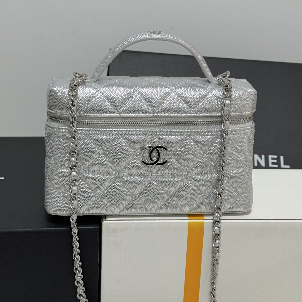 （AP4365）A small handbag.